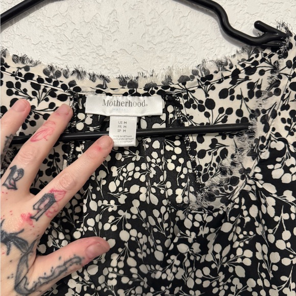 Motherhood Maternity Black‎ and White Floral Patterned Blouse - Picture 2 of 5